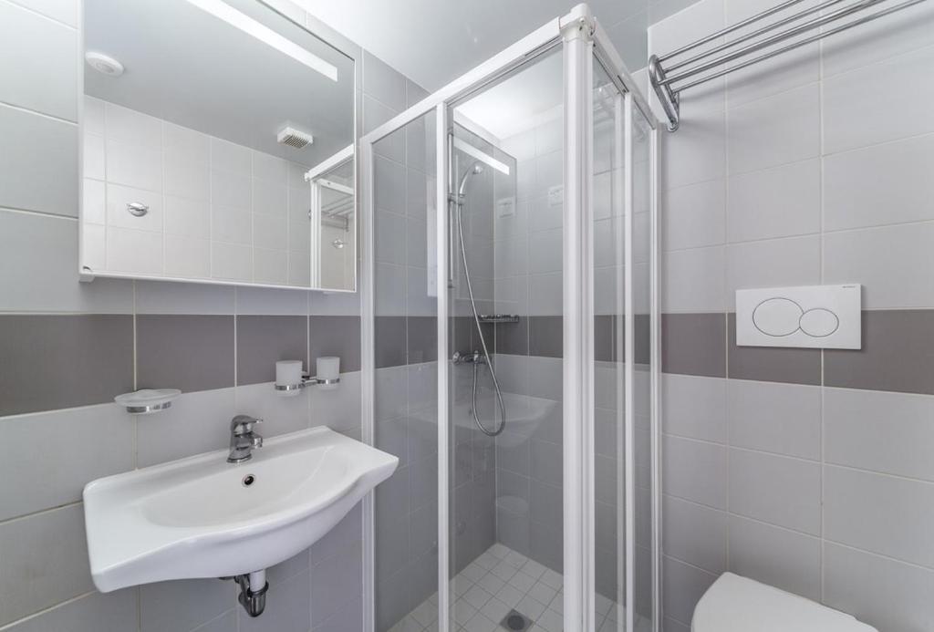 NEW! Private and alpine style double room at 500m to Ski Lifts and Leysin center room 4